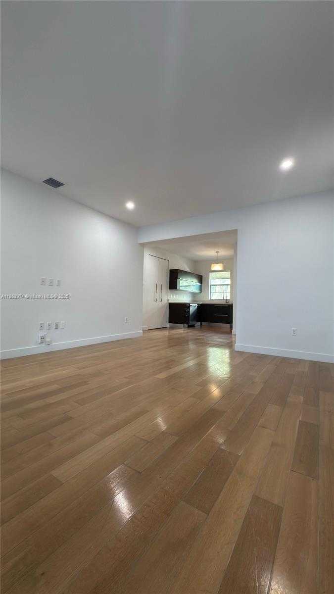 Small Image of 2021 MERIDIAN AVE #11, Miami Beach Number 3