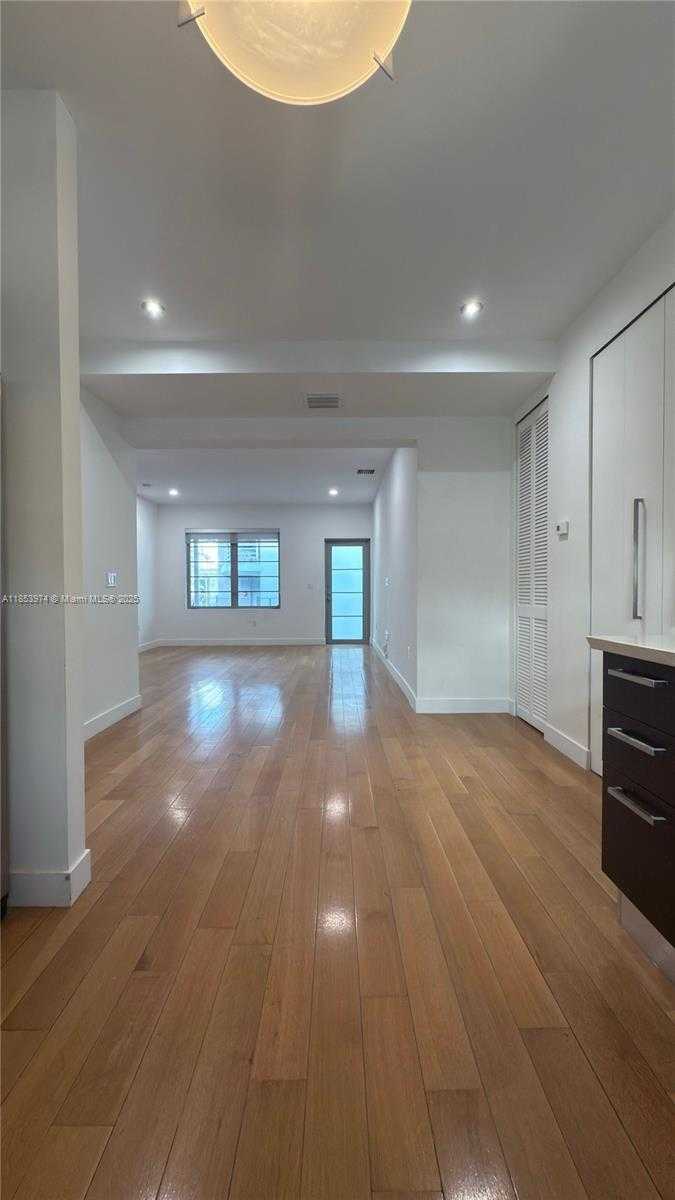Small Image of 2021 MERIDIAN AVE #11, Miami Beach Number 5