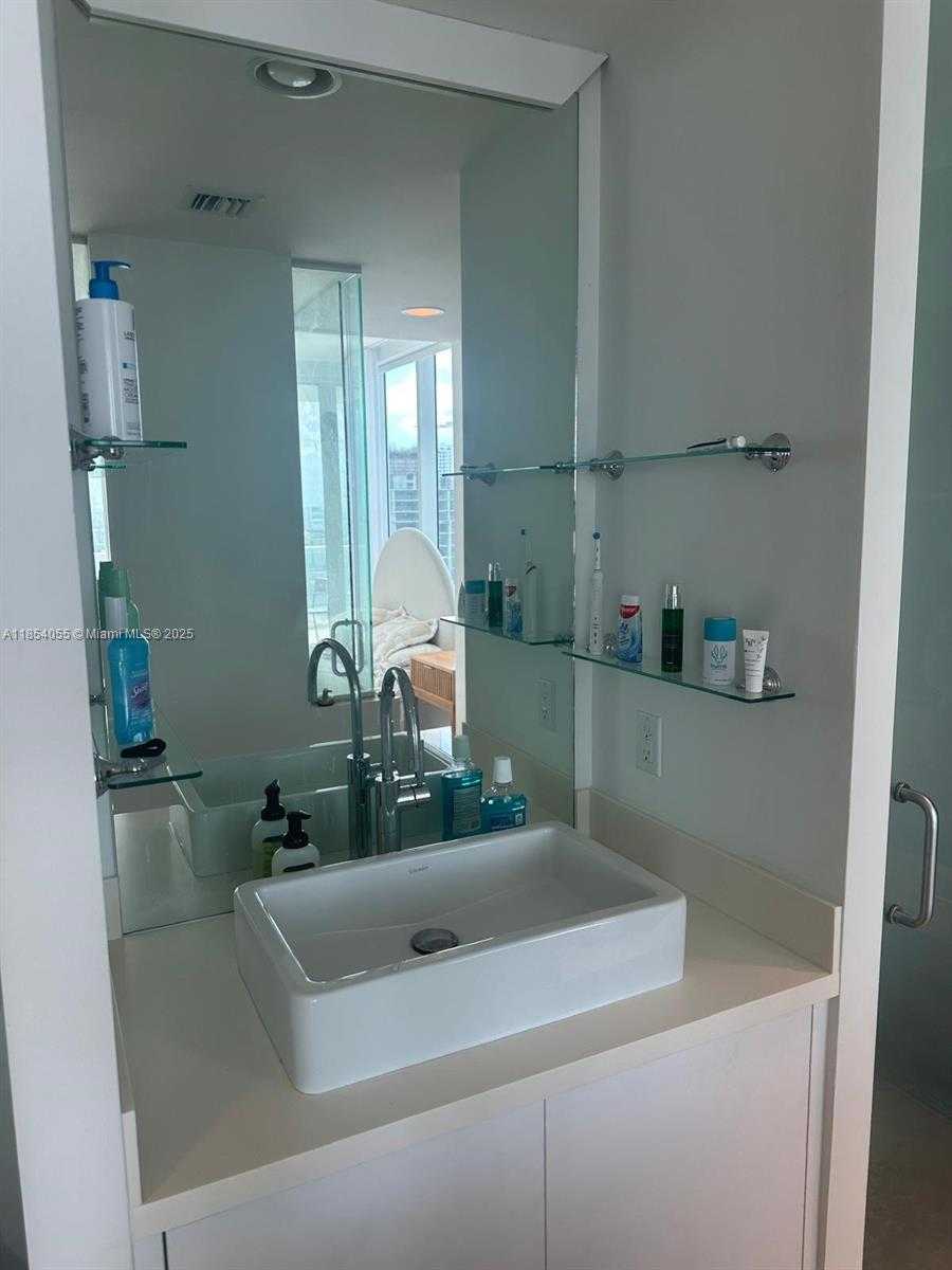 Small Image of 1040 BISCAYNE BLVD #2107, Miami Number 18