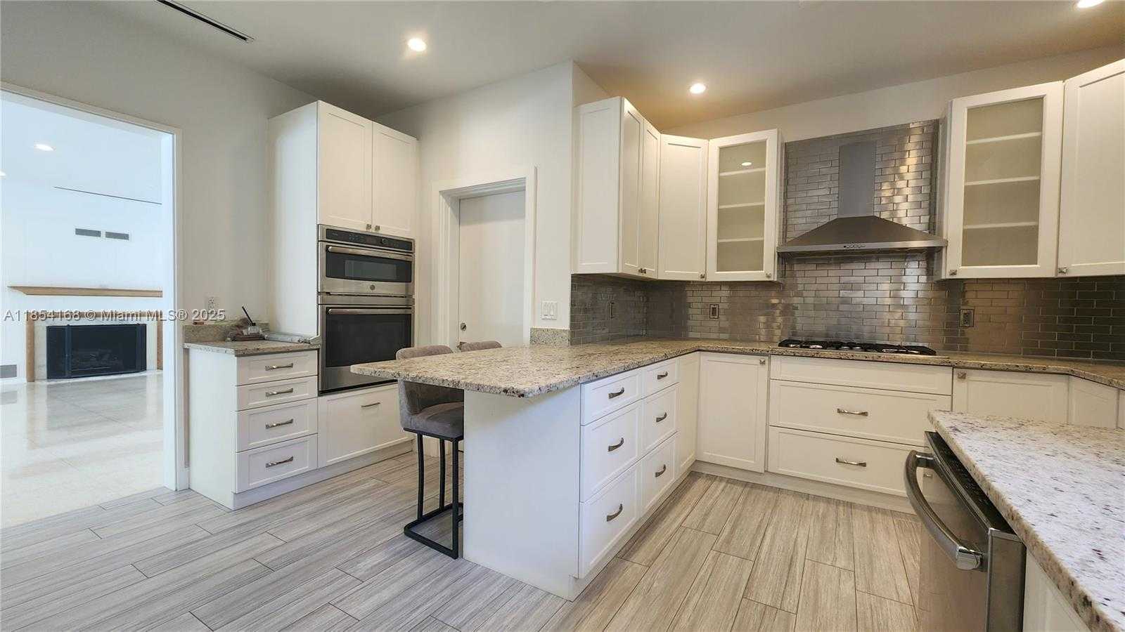 Small Image of 63 BAL BAY DR, Bal Harbour Number 4