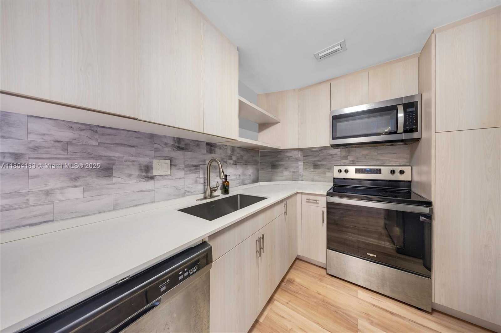 Small Image of 300 BAYVIEW DR #1614, Sunny Isles Beach Number 14