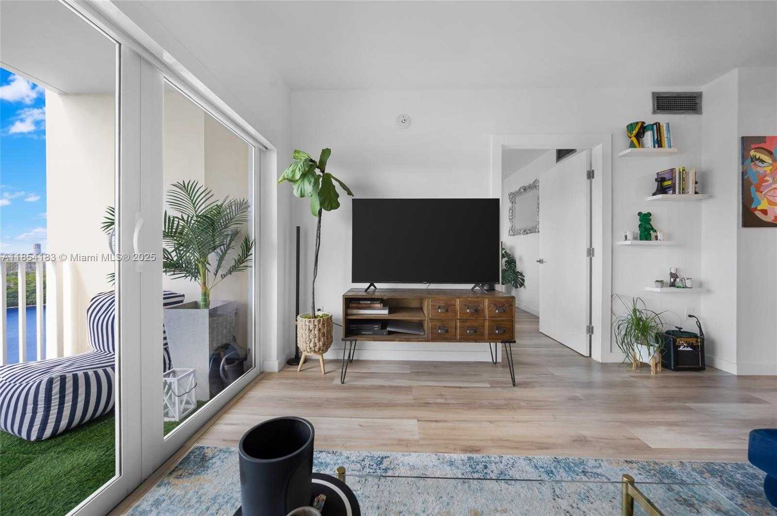 Small Image of 300 BAYVIEW DR #1614, Sunny Isles Beach Number 3