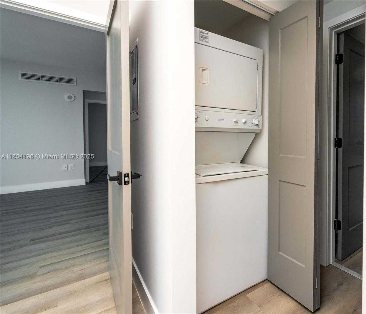 Small Image of 950 BRICKELL BAY DR #4007, Miami Number 13