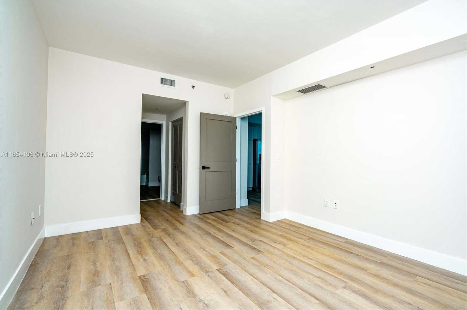 Small Image of 950 BRICKELL BAY DR #4007, Miami Number 8