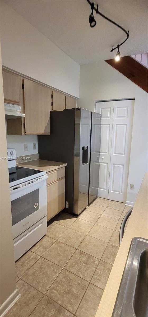 Small Image of 18342 NORTH WEST 68TH AVE #L, Hialeah Number 6