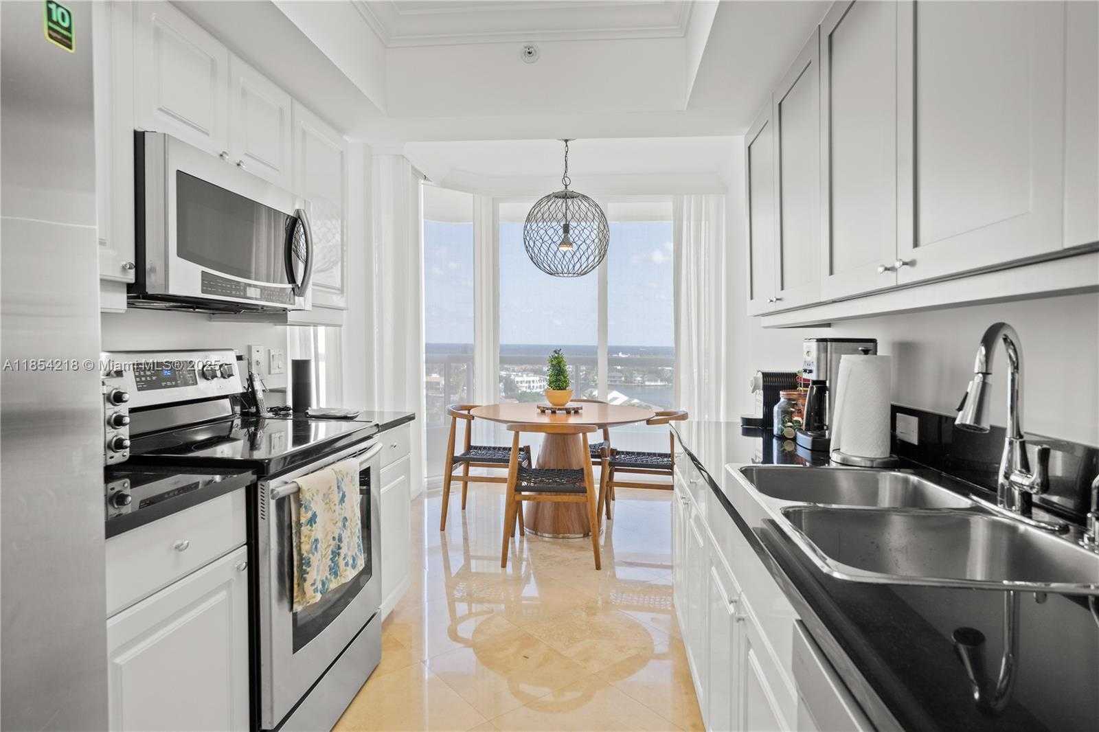 Small Image of Aventura Number 11