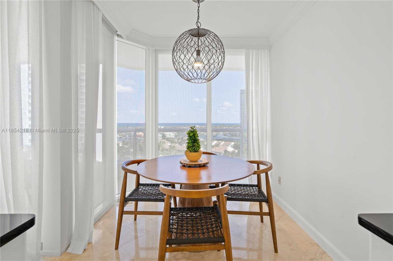 Small Image of Aventura Number 12