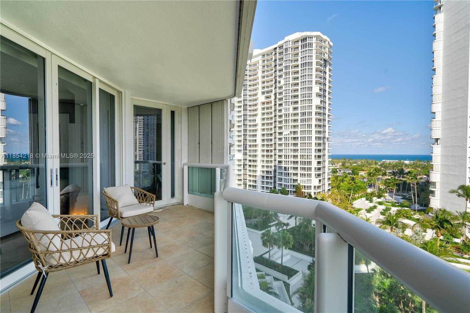 Small Image of Aventura Number 16