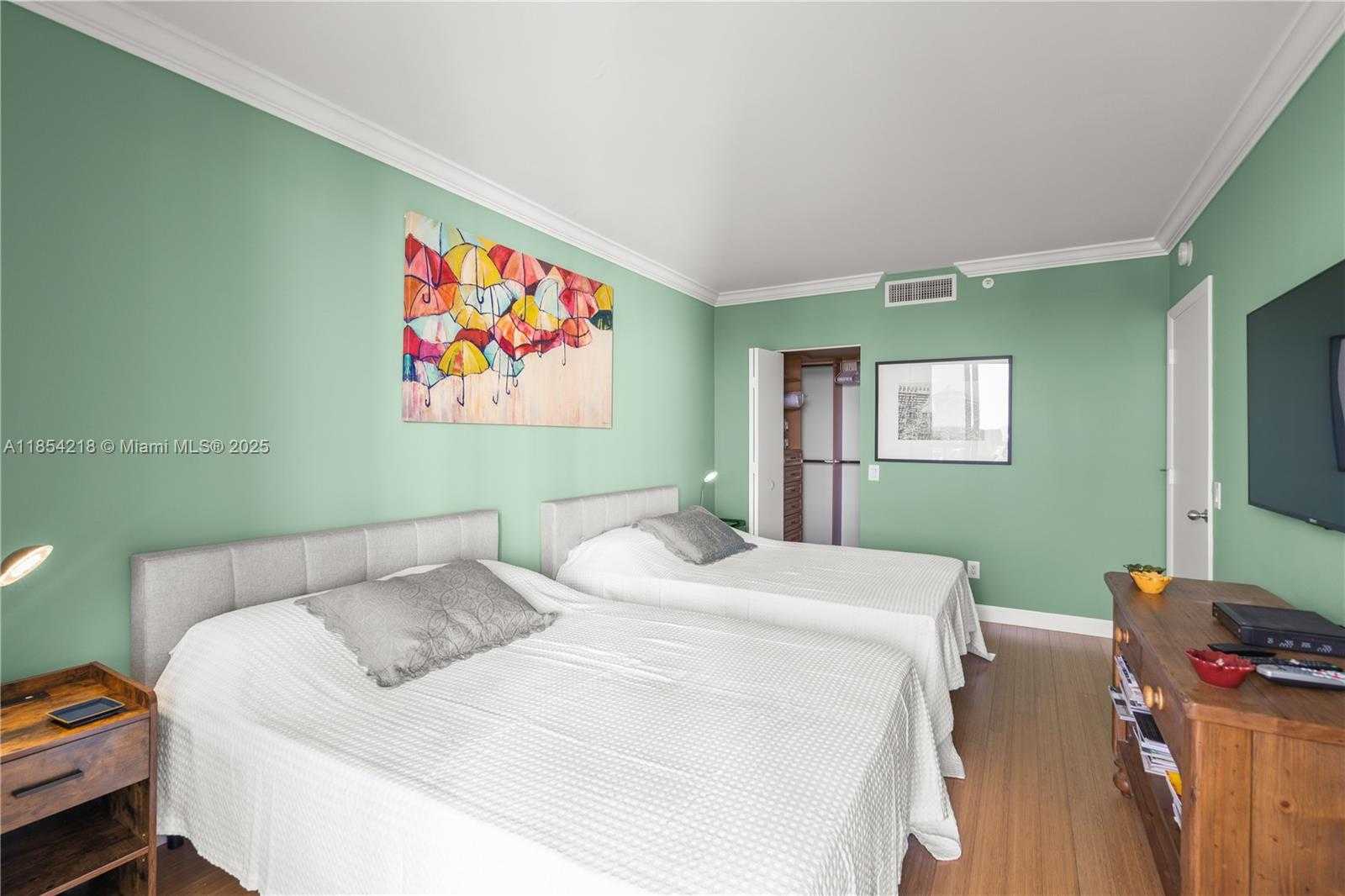 Small Image of Aventura Number 22