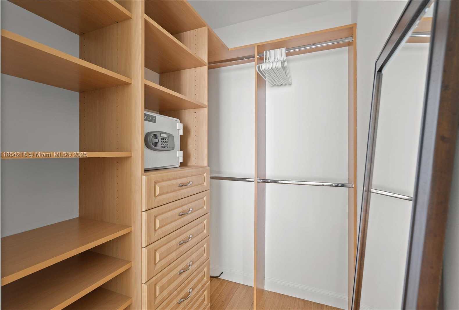 Small Image of Aventura Number 23