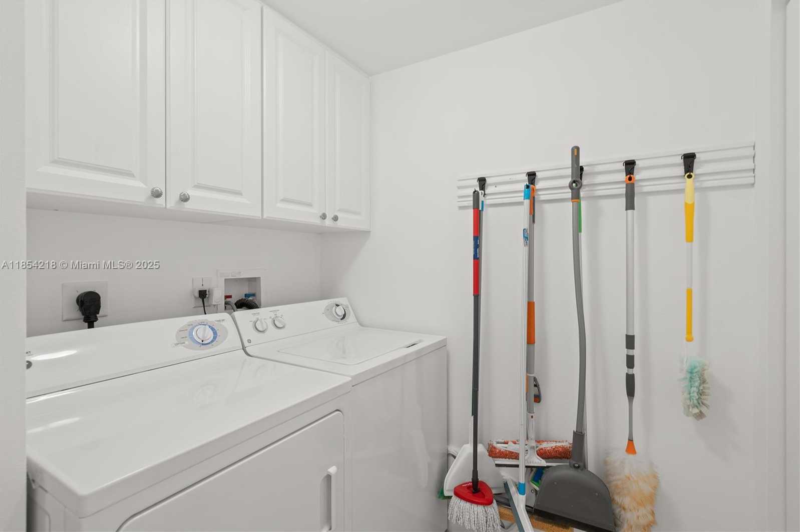 Small Image of Aventura Number 28