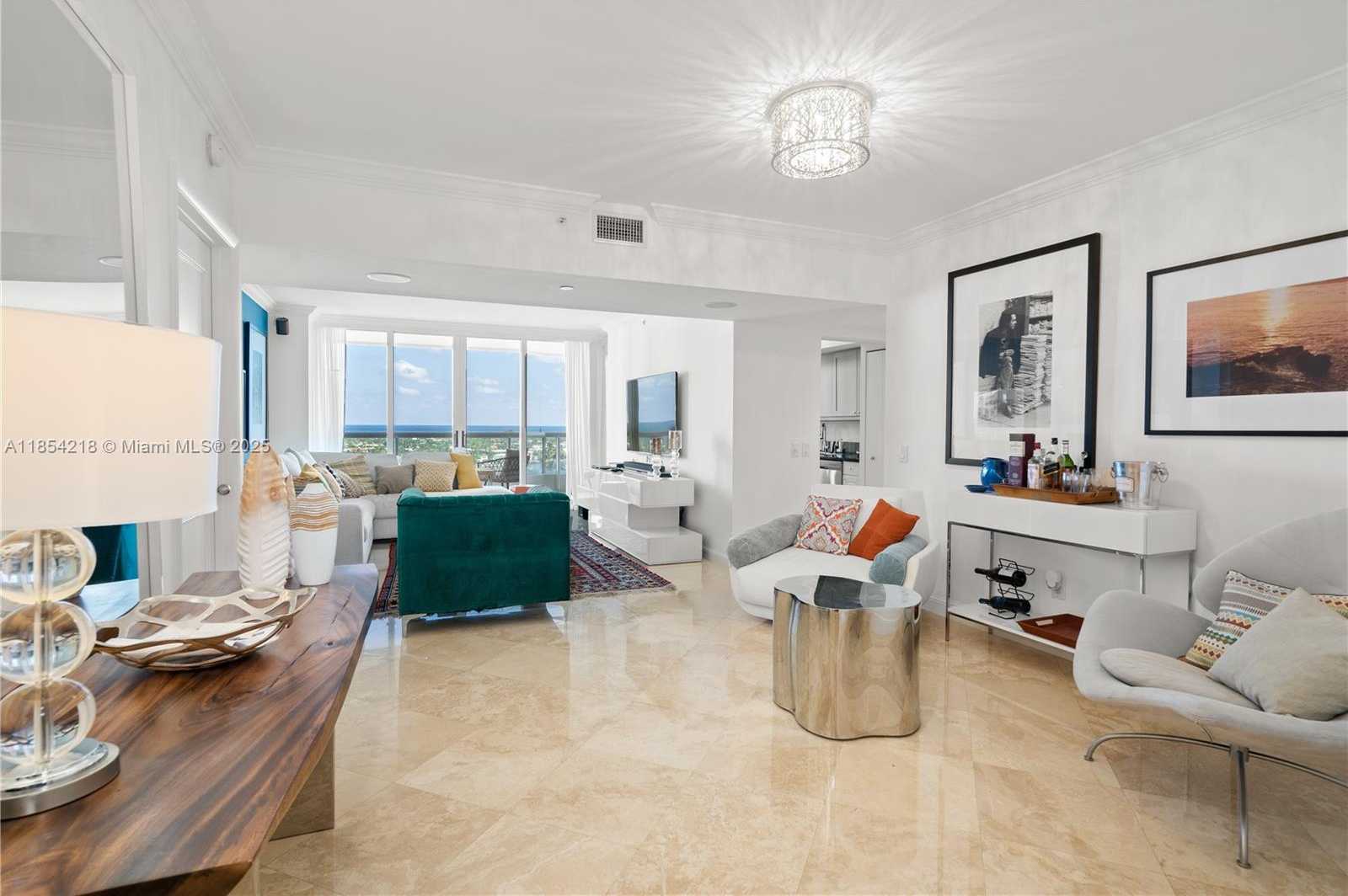 Small Image of Aventura Number 3