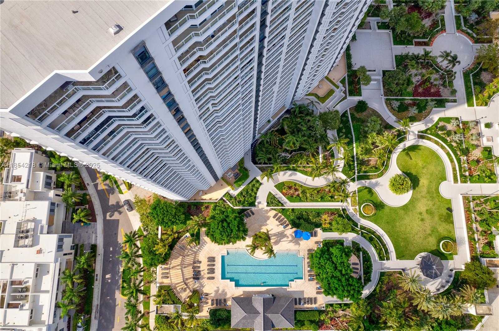 Small Image of Aventura Number 32