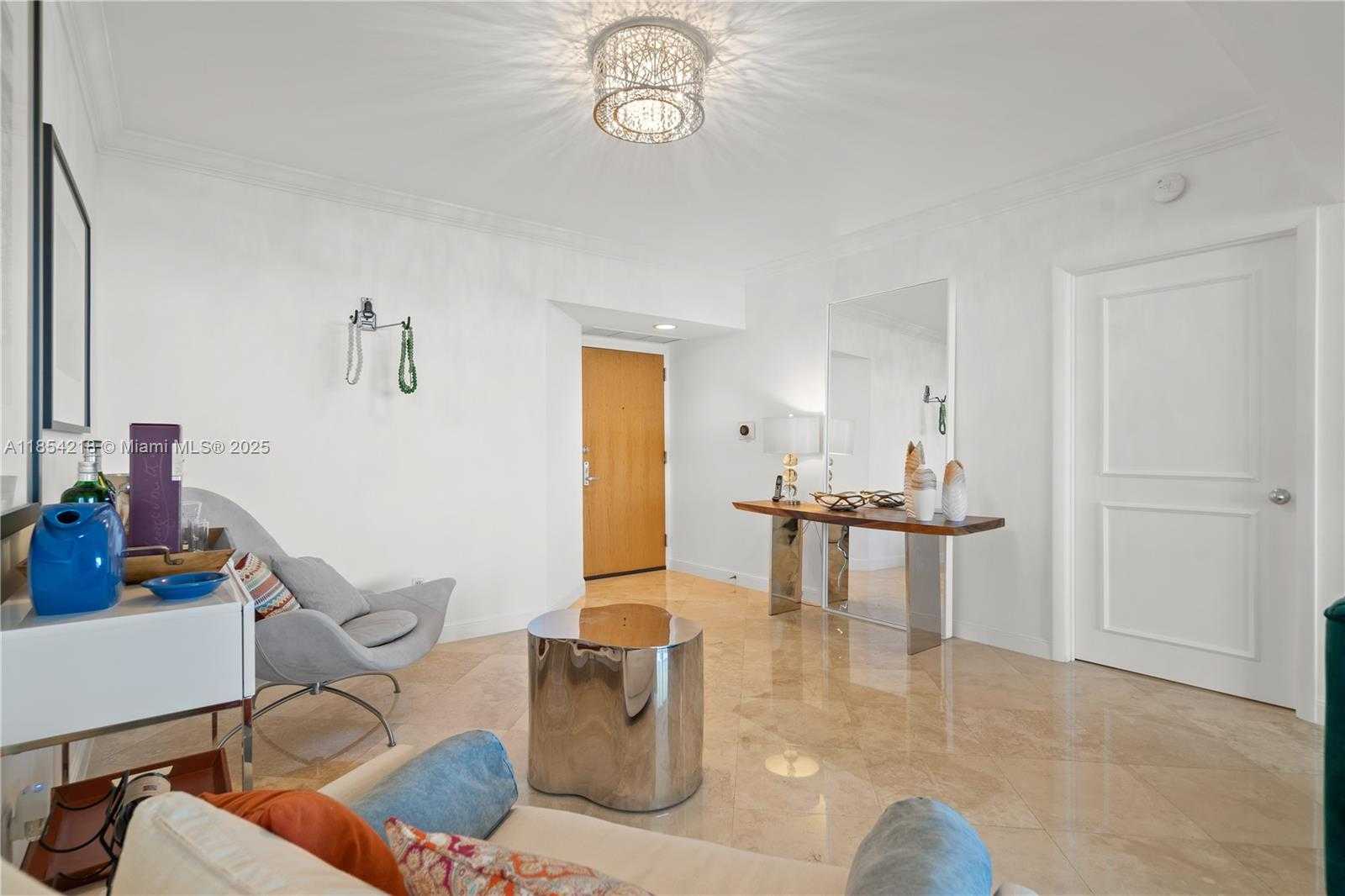 Small Image of Aventura Number 4