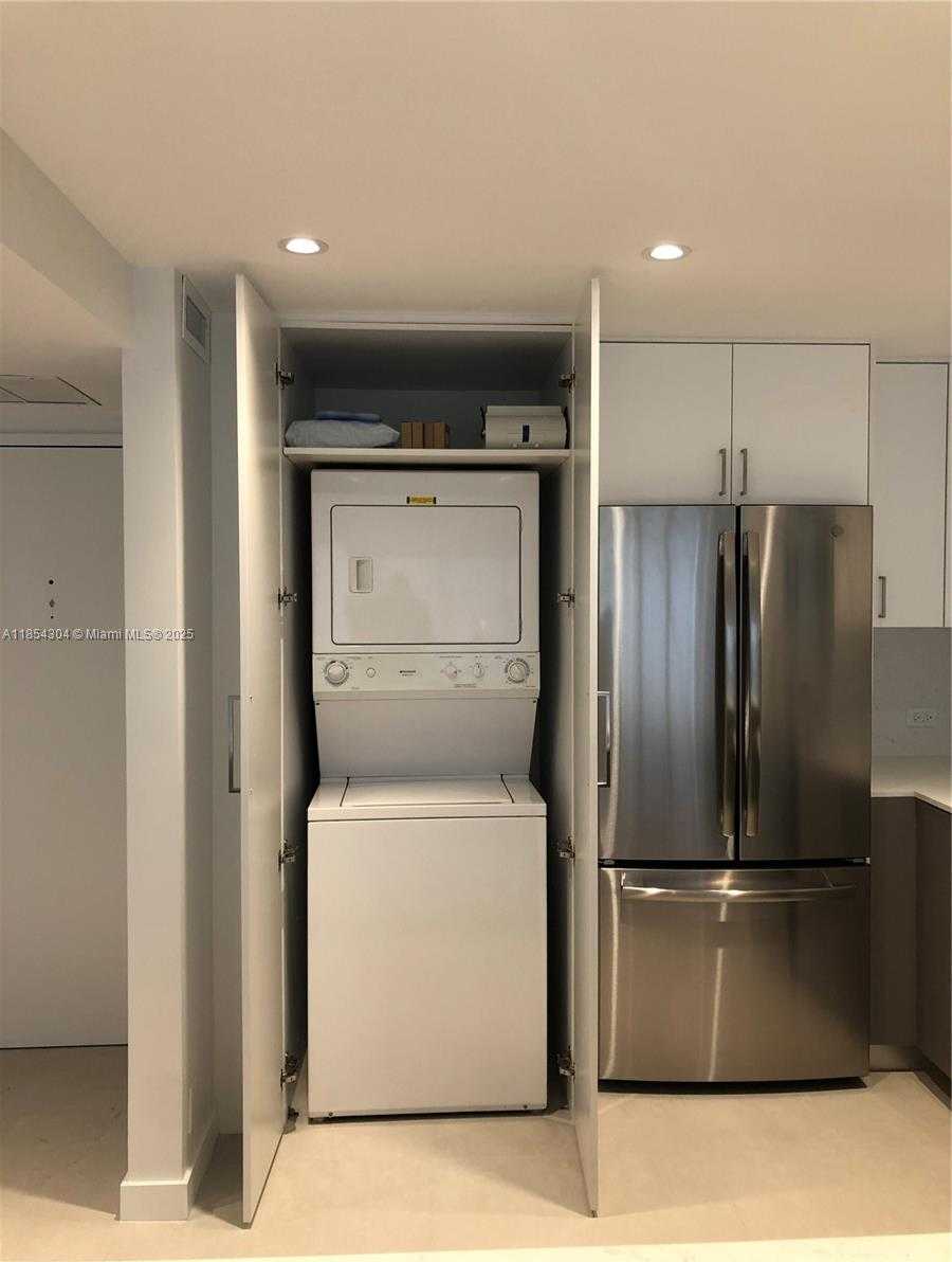 Small Image of 1901 BRICKELL AVE #B1802, Miami Number 4