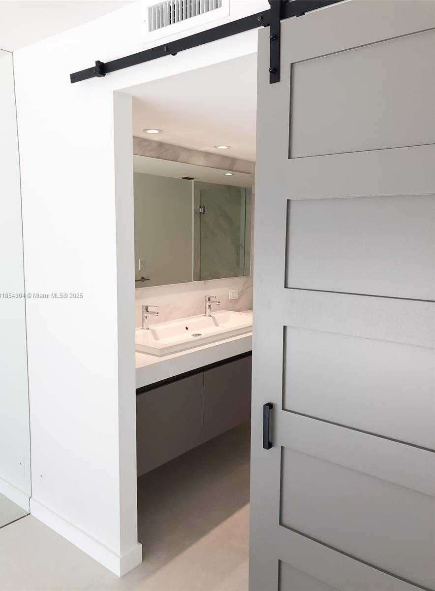 Small Image of 1901 BRICKELL AVE #B1802, Miami Number 8