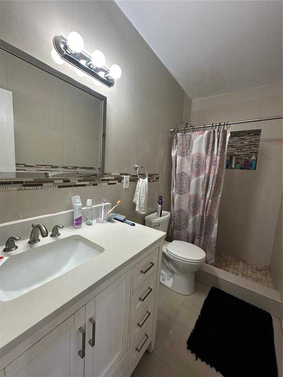 Small Image of 16030 MIAMI DR, North Miami Beach Number 10