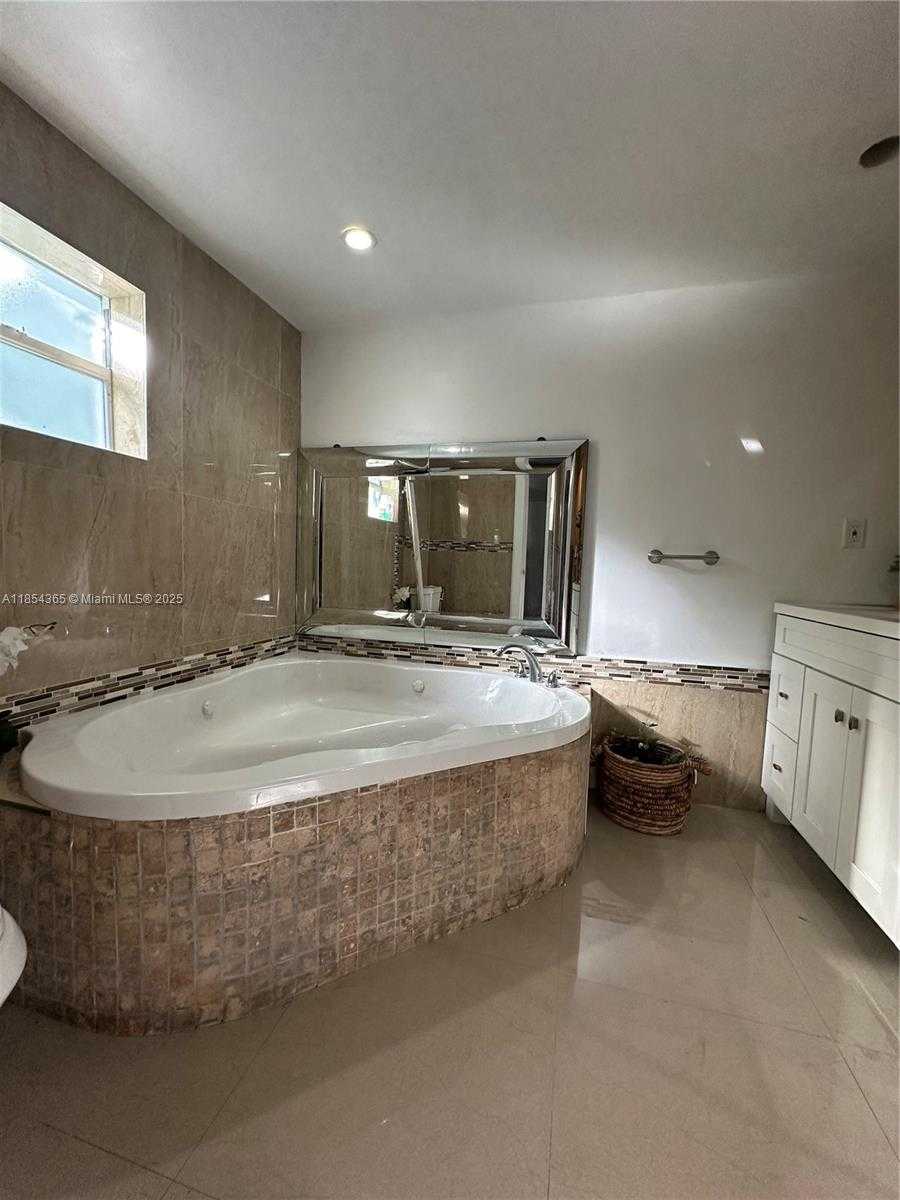 Small Image of 16030 MIAMI DR, North Miami Beach Number 11