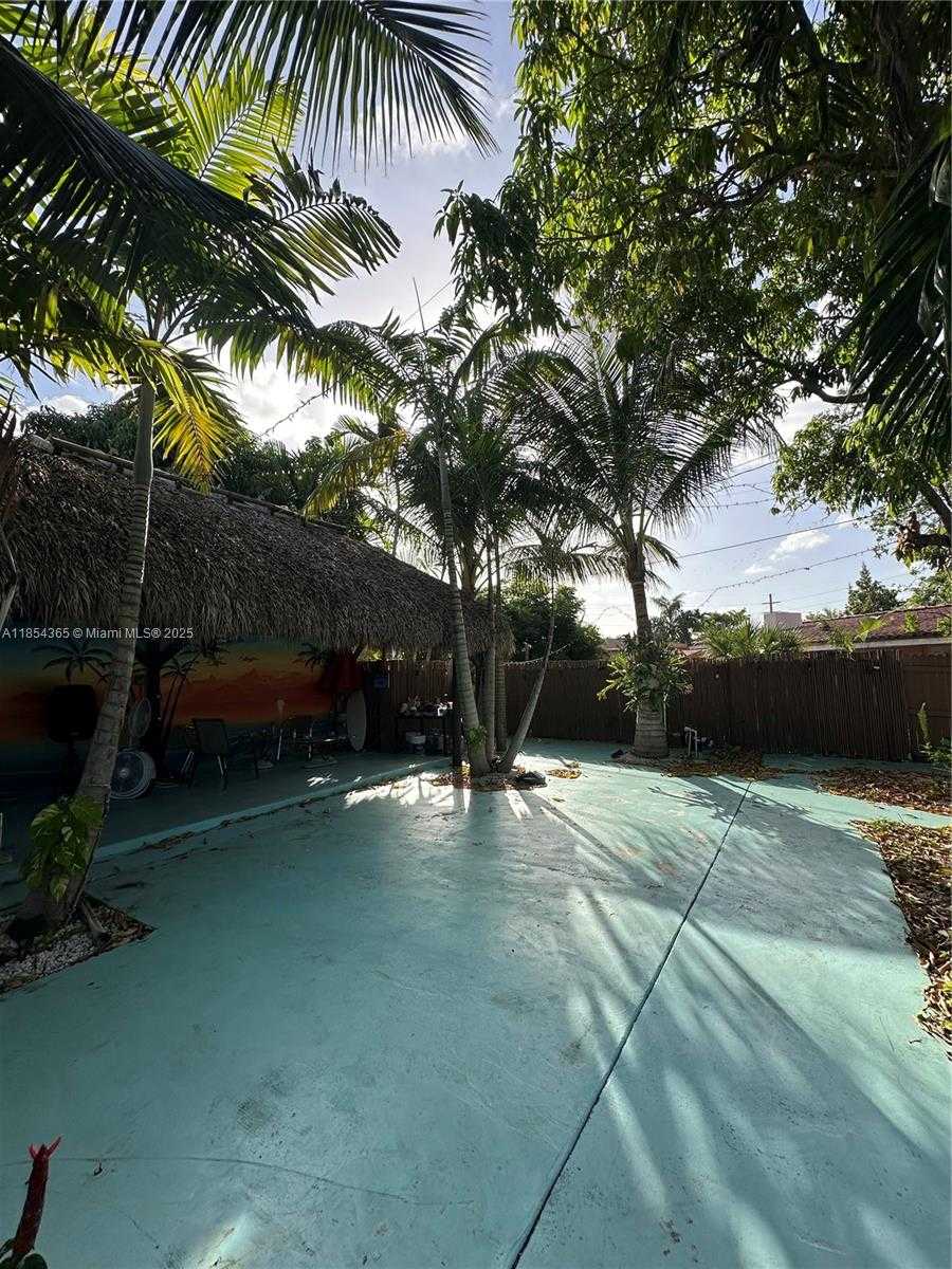 Small Image of 16030 MIAMI DR, North Miami Beach Number 12