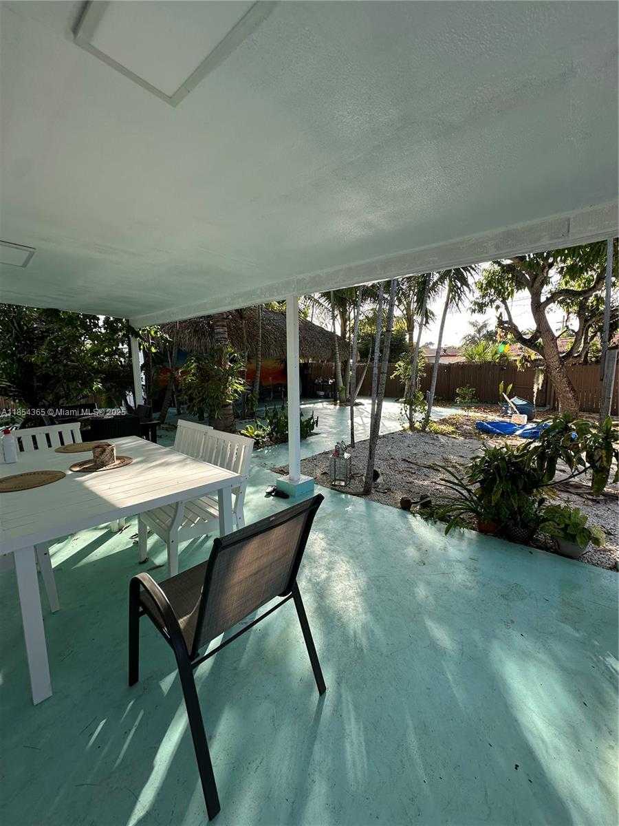 Small Image of 16030 MIAMI DR, North Miami Beach Number 14