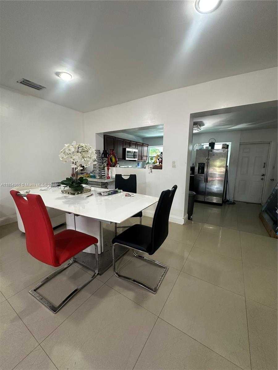 Small Image of 16030 MIAMI DR, North Miami Beach Number 3