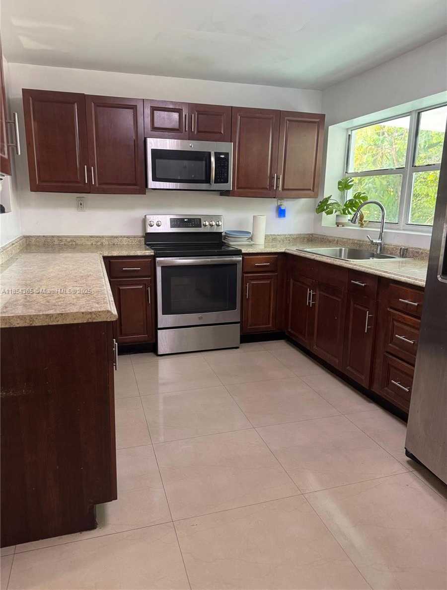 Small Image of 16030 MIAMI DR, North Miami Beach Number 5