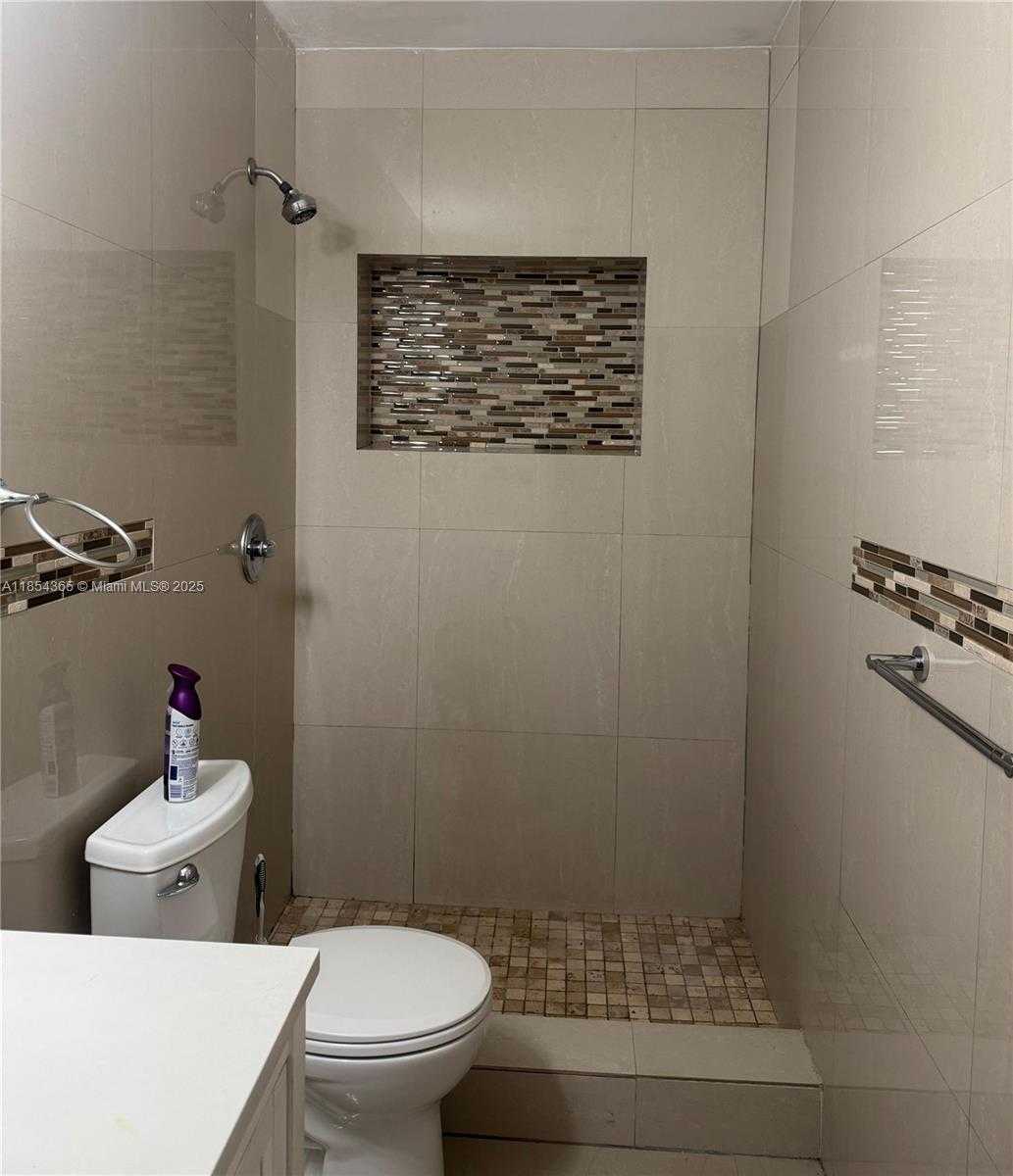 Small Image of 16030 MIAMI DR, North Miami Beach Number 8