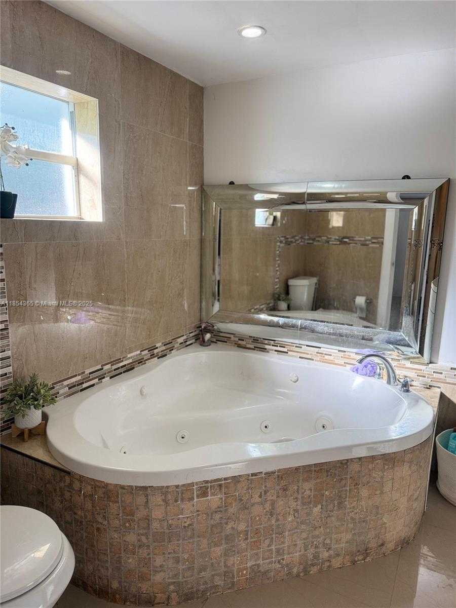 Small Image of 16030 MIAMI DR, North Miami Beach Number 9