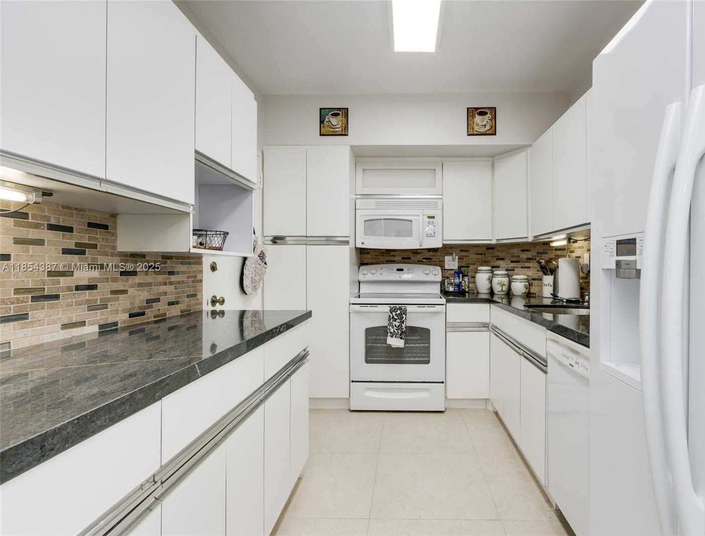 Small Image of 500 BAYVIEW DR #1220, Sunny Isles Beach Number 13