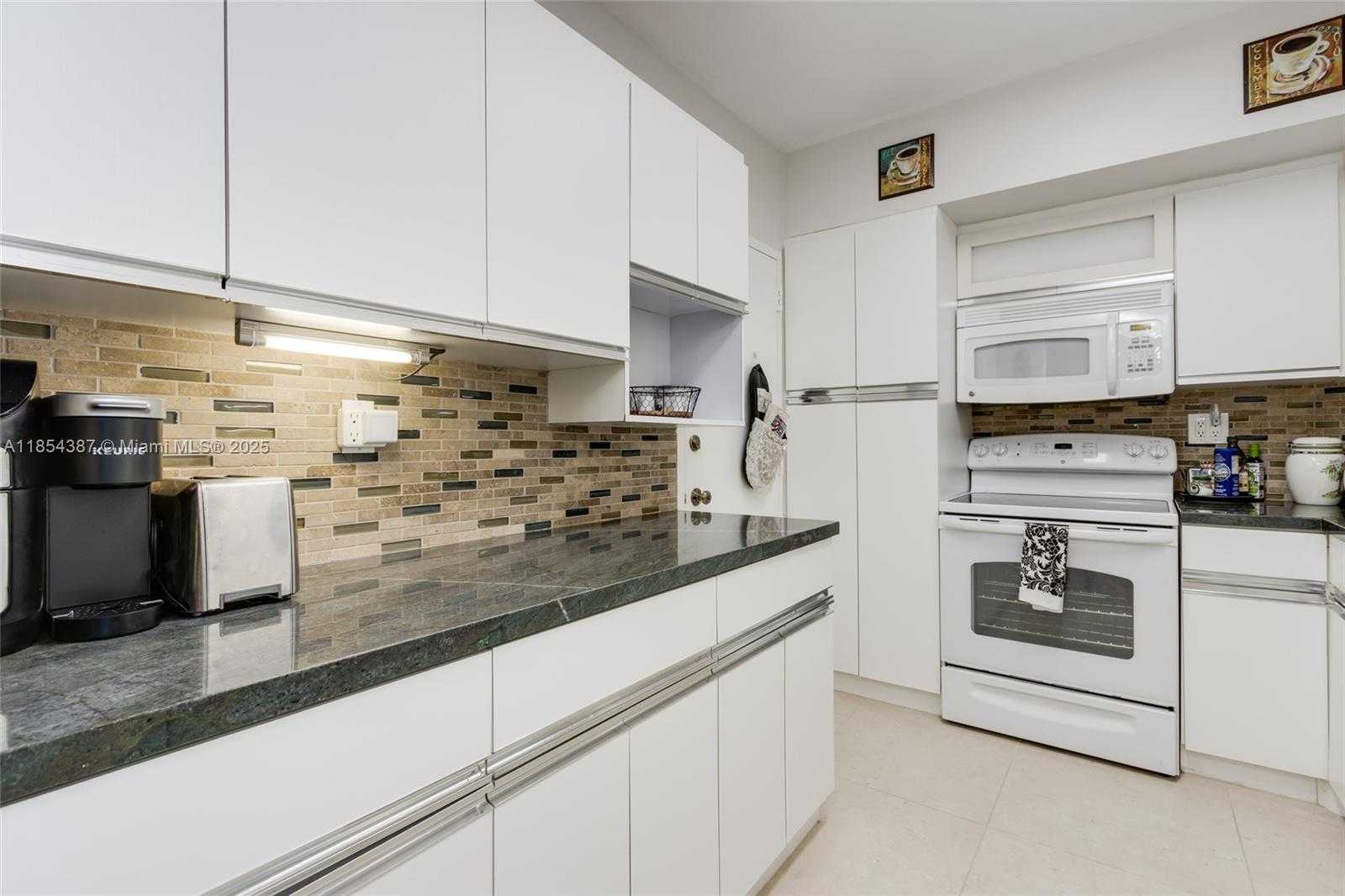Small Image of 500 BAYVIEW DR #1220, Sunny Isles Beach Number 14