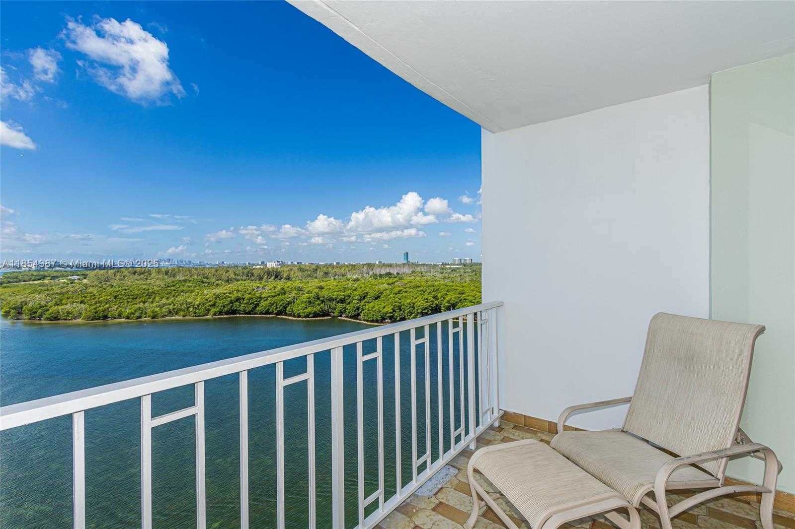 Small Image of 500 BAYVIEW DR #1220, Sunny Isles Beach Number 2