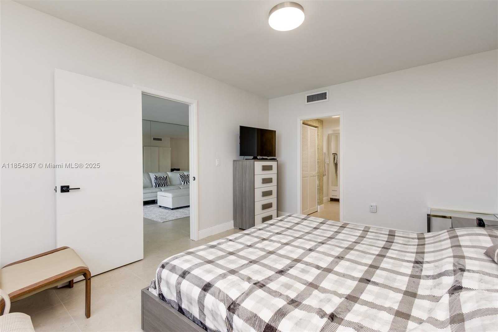 Small Image of 500 BAYVIEW DR #1220, Sunny Isles Beach Number 25