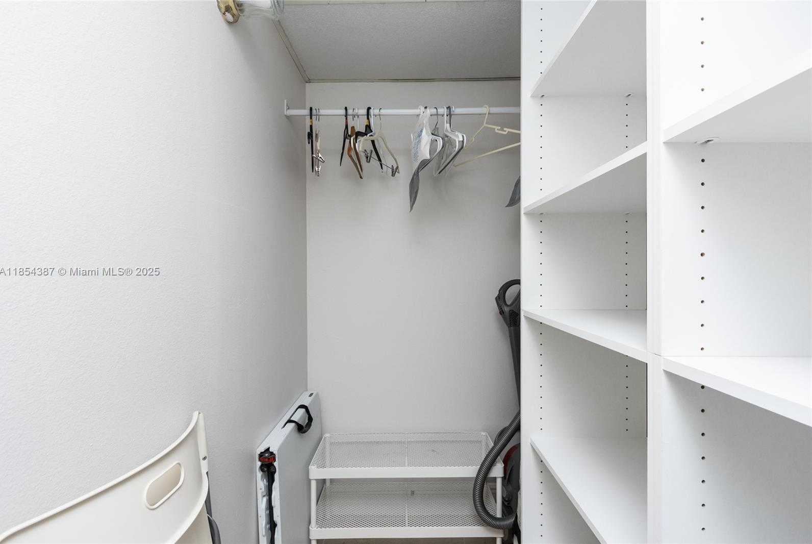 Small Image of 500 BAYVIEW DR #1220, Sunny Isles Beach Number 29