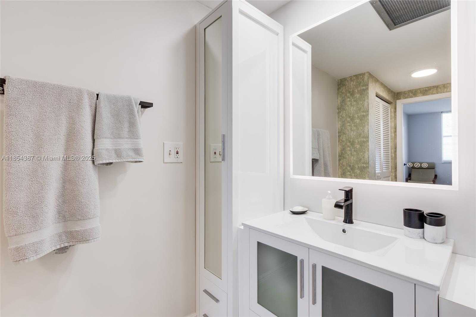 Small Image of 500 BAYVIEW DR #1220, Sunny Isles Beach Number 31