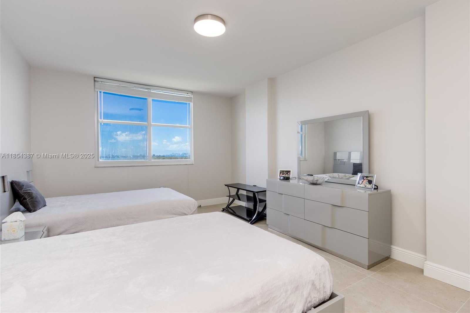 Small Image of 500 BAYVIEW DR #1220, Sunny Isles Beach Number 36