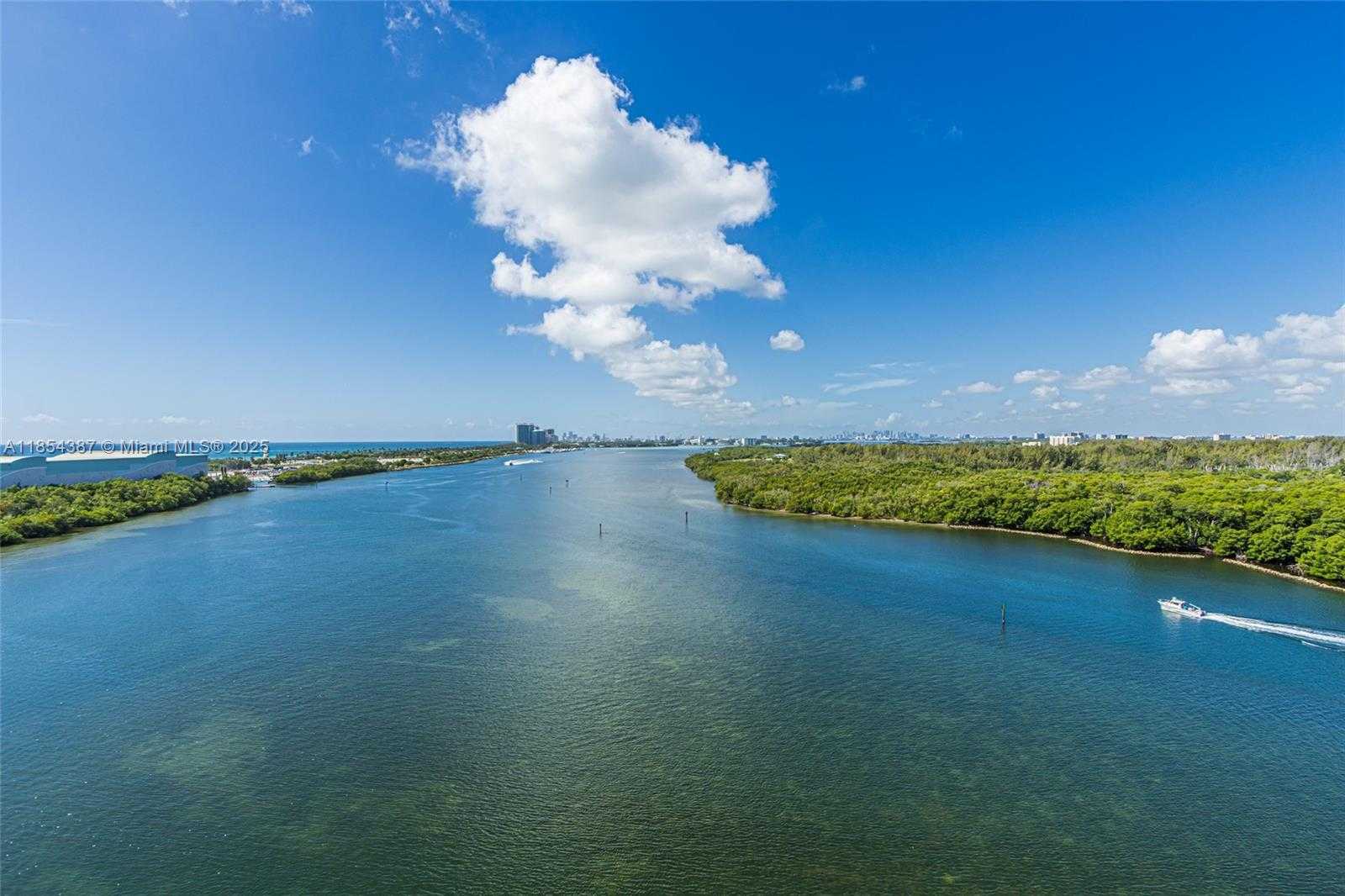 Small Image of 500 BAYVIEW DR #1220, Sunny Isles Beach Number 4