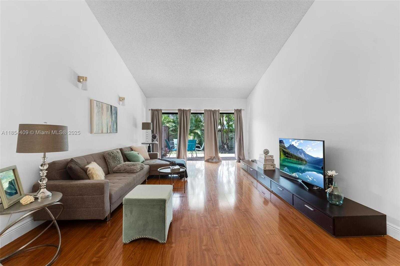 Small Image of 19932 NORTH EAST 5TH CT #2H, Miami Number 27