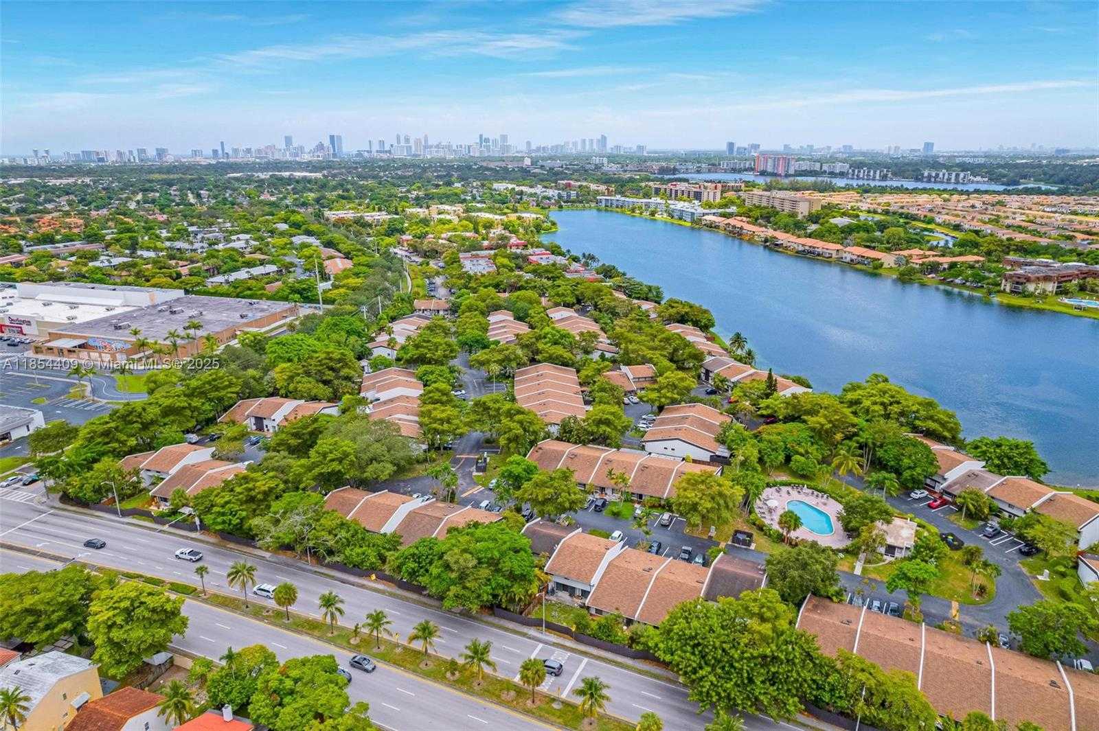 Small Image of 19932 NORTH EAST 5TH CT #2H, Miami Number 33