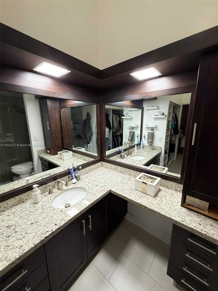 Small Image of 19231 NORTH WEST 67TH PL, Hialeah Number 13