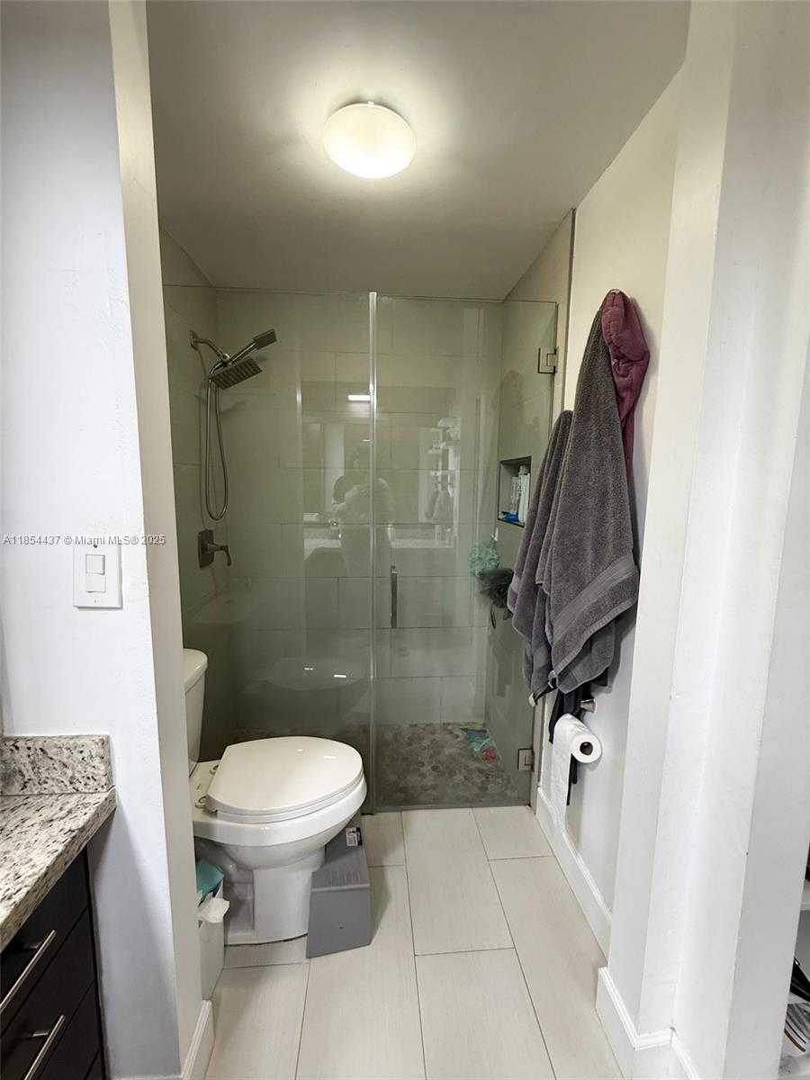 Small Image of 19231 NORTH WEST 67TH PL, Hialeah Number 17