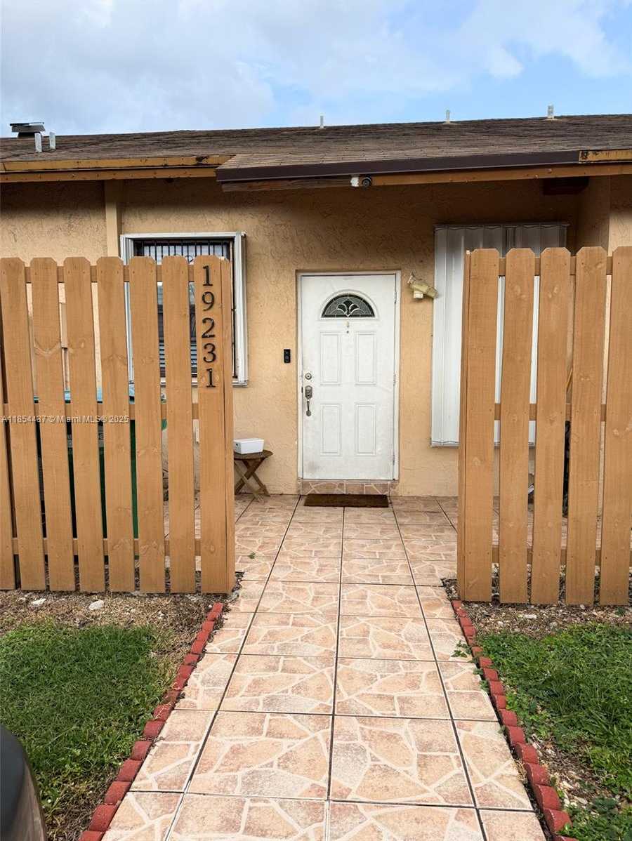 Small Image of 19231 NORTH WEST 67TH PL, Hialeah Number 2