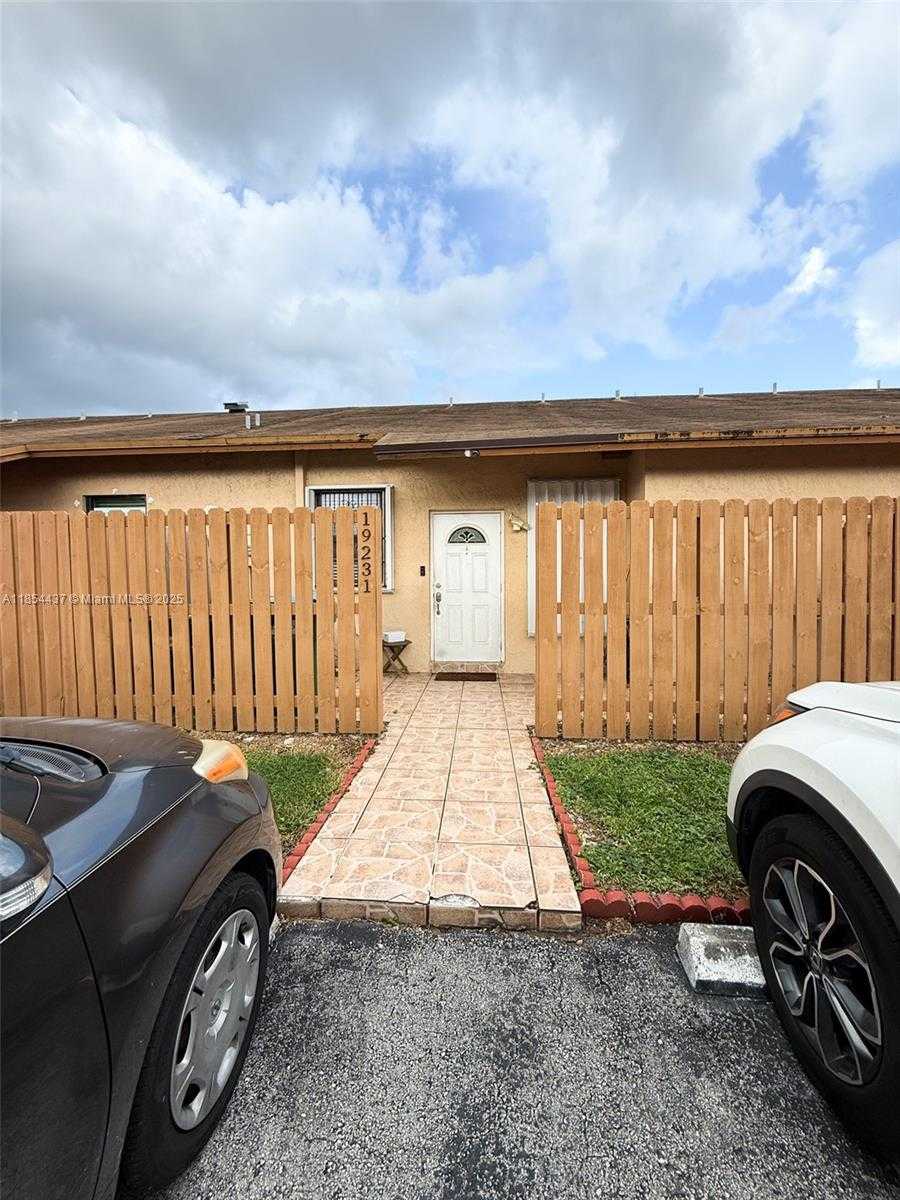 Small Image of 19231 NORTH WEST 67TH PL, Hialeah Number 3