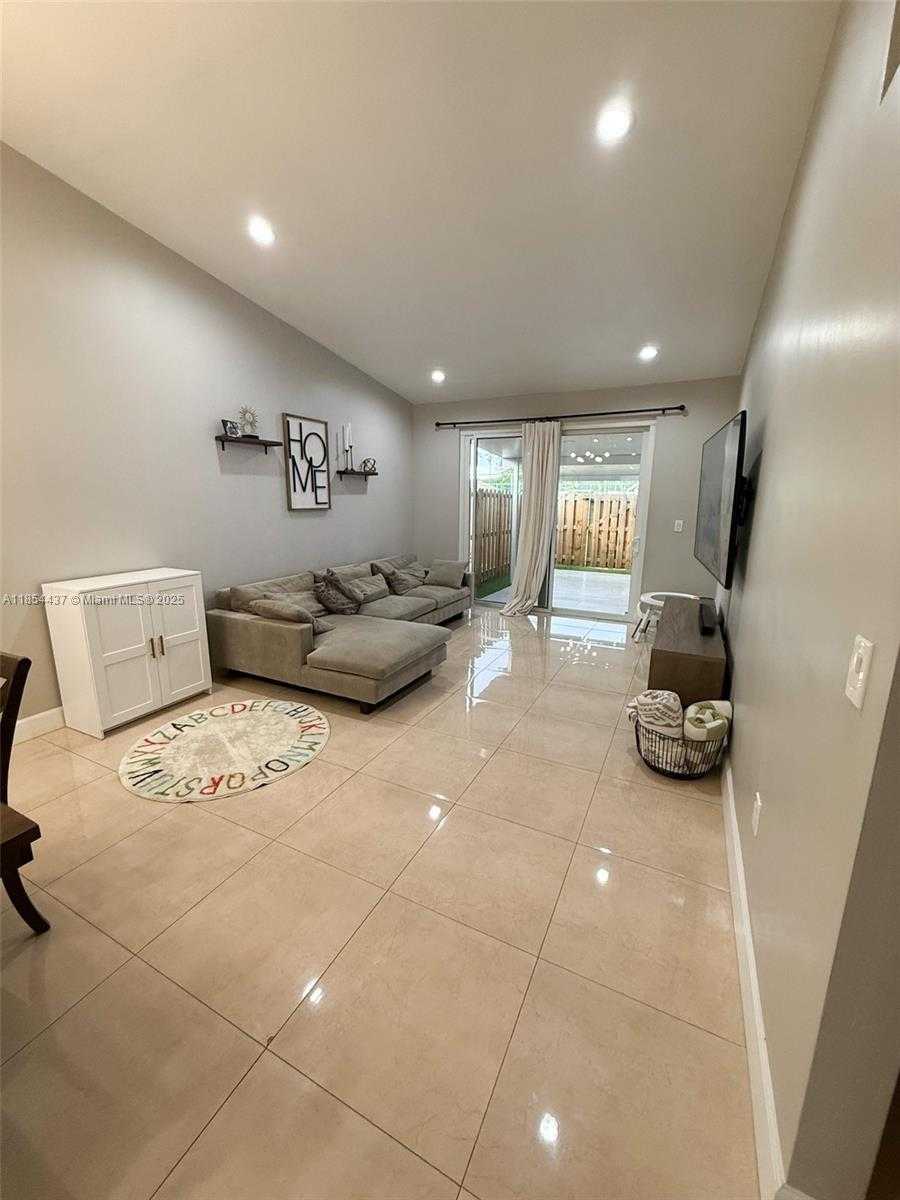 Small Image of 19231 NORTH WEST 67TH PL, Hialeah Number 4