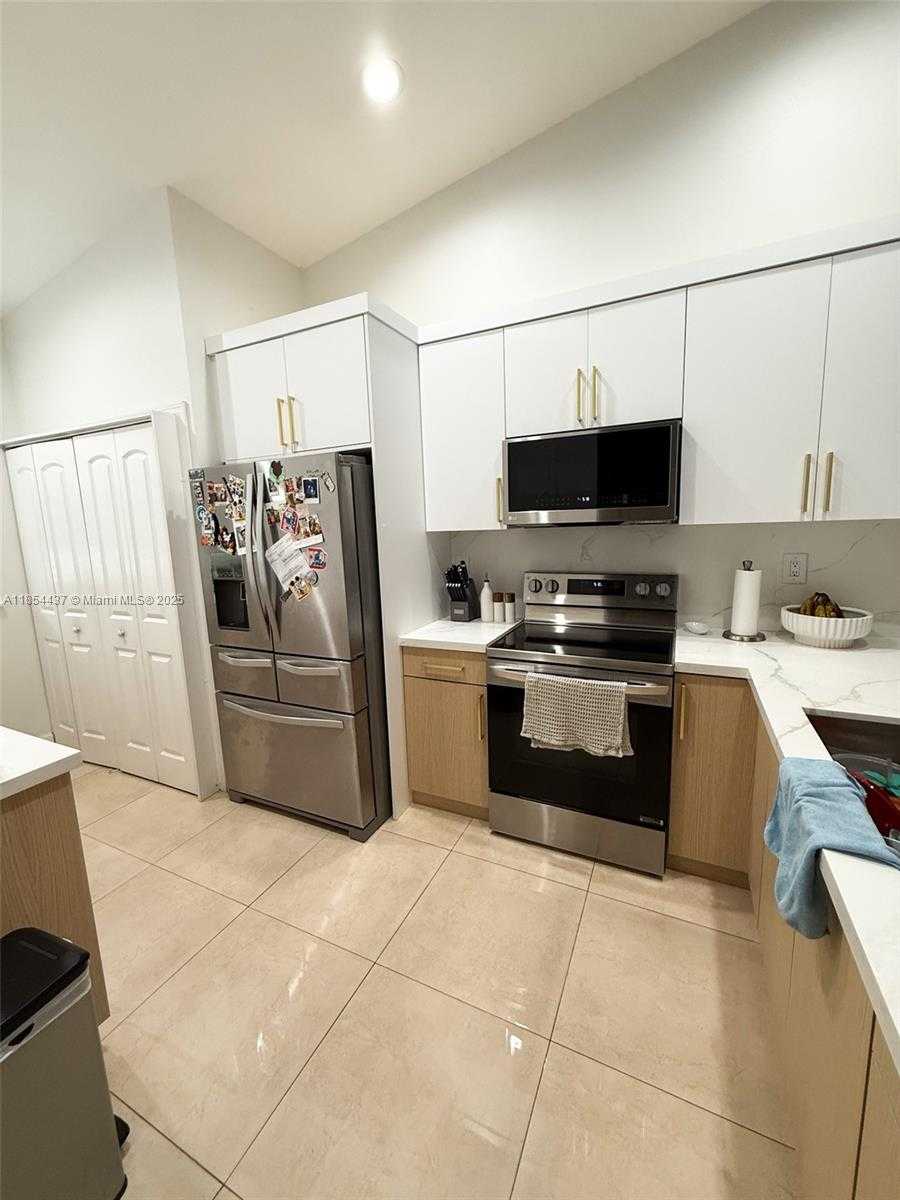 Small Image of 19231 NORTH WEST 67TH PL, Hialeah Number 5