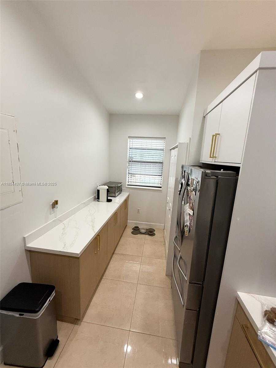 Small Image of 19231 NORTH WEST 67TH PL, Hialeah Number 6