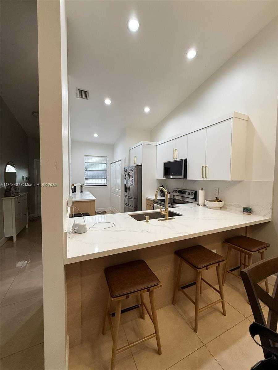 Small Image of 19231 NORTH WEST 67TH PL, Hialeah Number 8