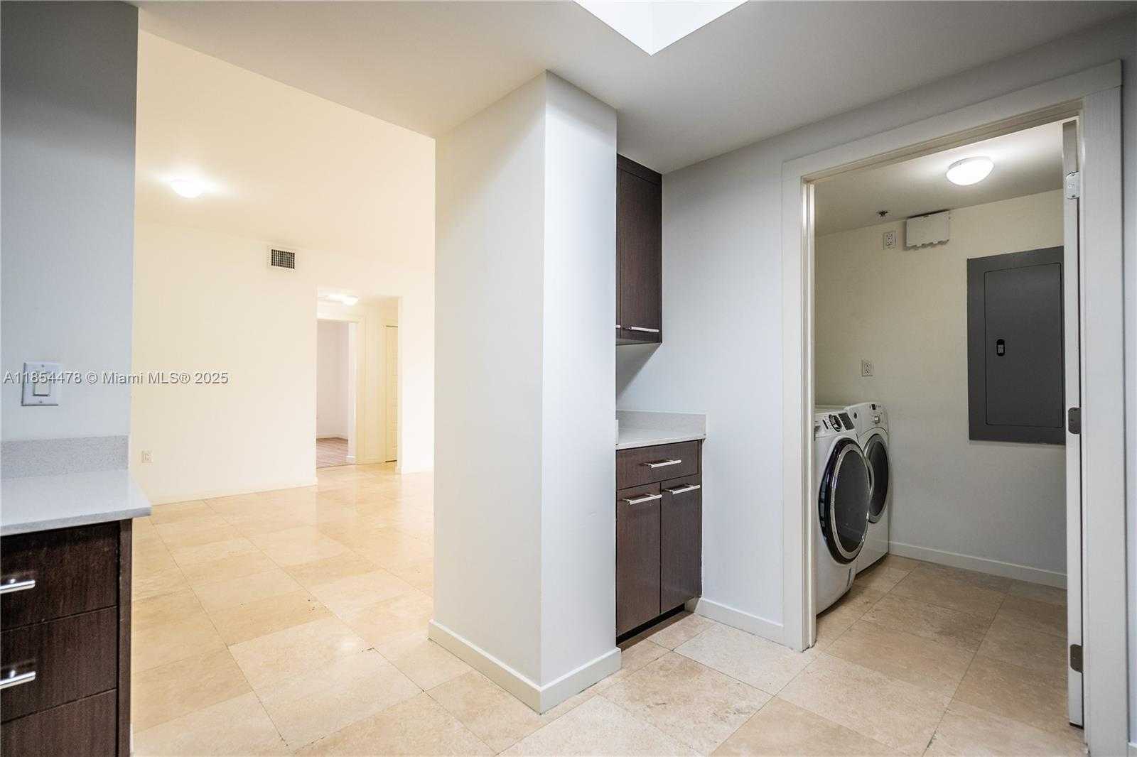 Small Image of 300 MAJORCA AVE #305, Coral Gables Number 10