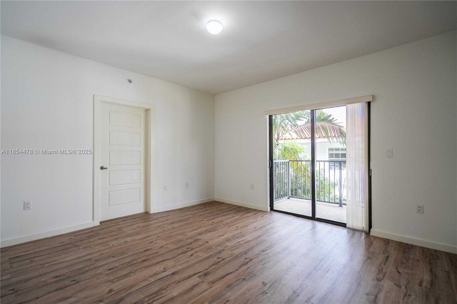 Small Image of 300 MAJORCA AVE #305, Coral Gables Number 11