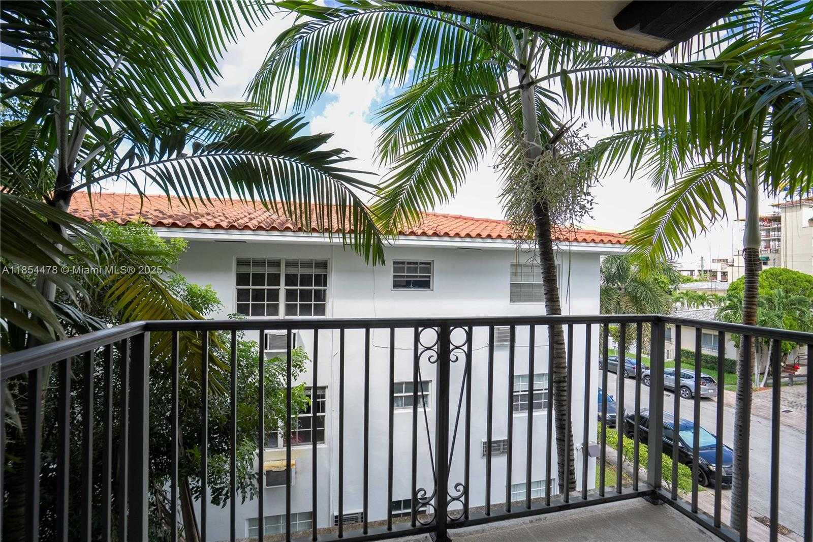 Small Image of 300 MAJORCA AVE #305, Coral Gables Number 12