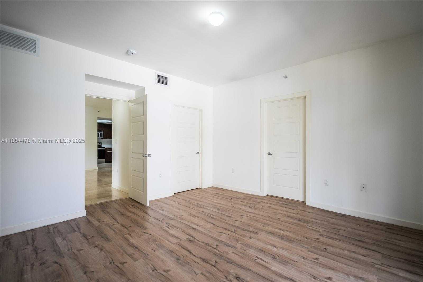 Small Image of 300 MAJORCA AVE #305, Coral Gables Number 14